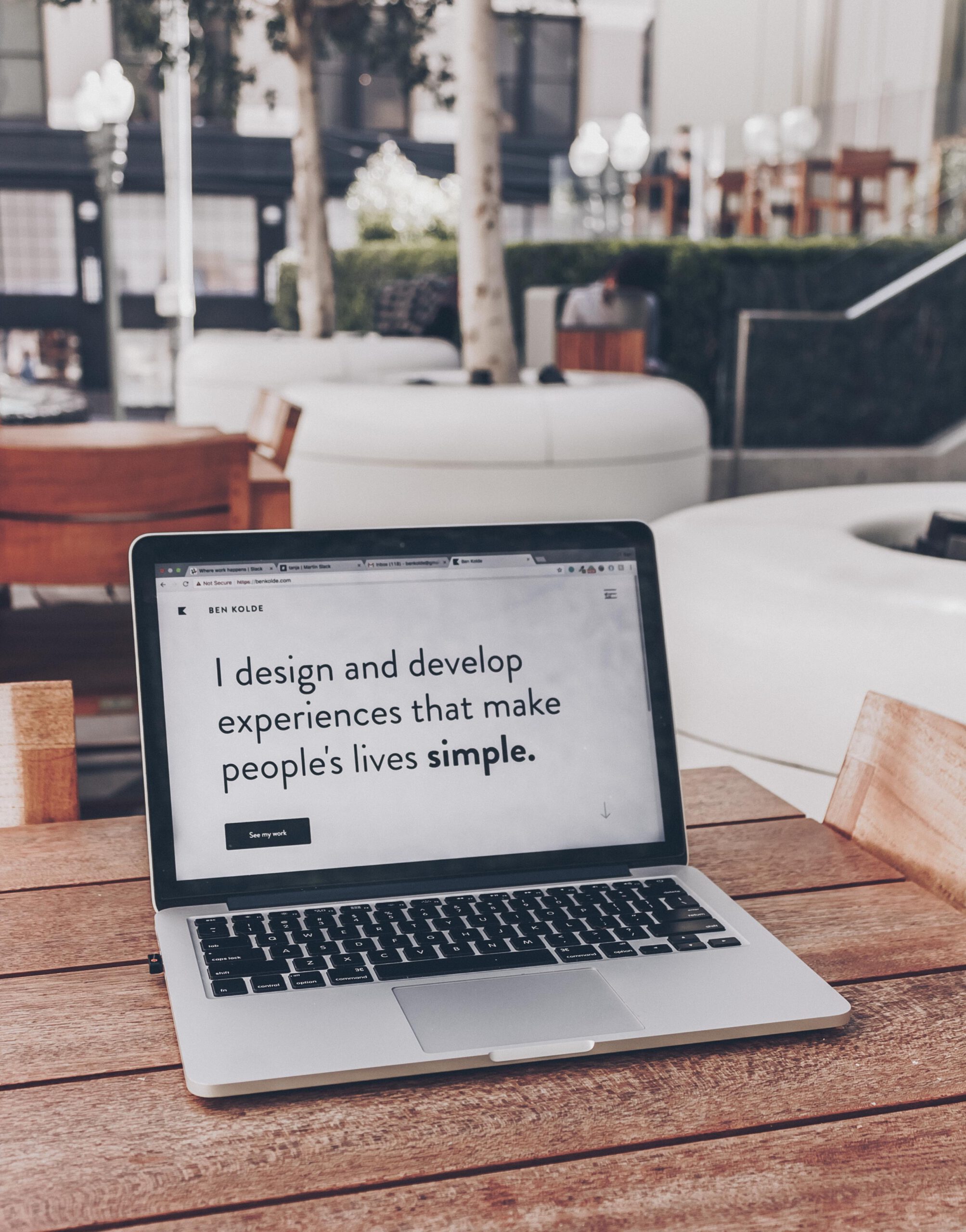 Fotografía en la que se ve un portátil con el texto "I design and develop experiences that make people's lives simple"